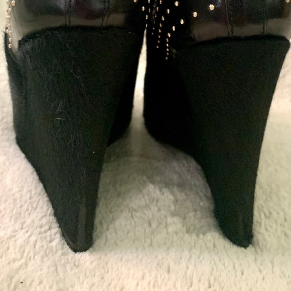👑✅PRICE FIRM✅NO OFFERS SUPER SALE!! 👑AUTHENTIC Burberry Wedge Fur Ankle Boots. - Picture 7 of 17